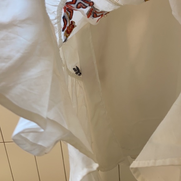 White embroidered dress with flutter sleeves - Picture 3 of 3